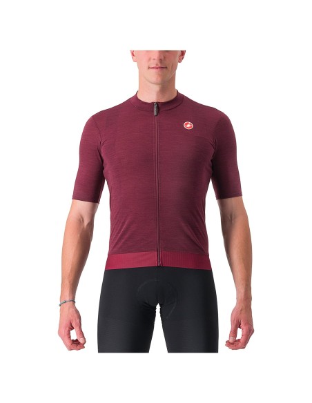 Descubre el Maillot de Mangas Cortas Essenza Burdeos, ¡tu nuevo favorito para el deporte!